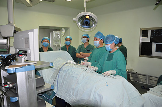 记者走进手术室  镜头记录椎间盘微创手术