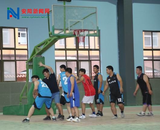 安阳汤阴县政府办体育爱好者和住建局举行蓝球