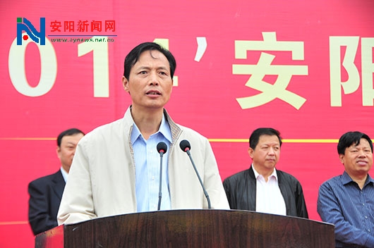 安阳市人大常委会党组副书记,副主任聂孟磊宣布大赛开始