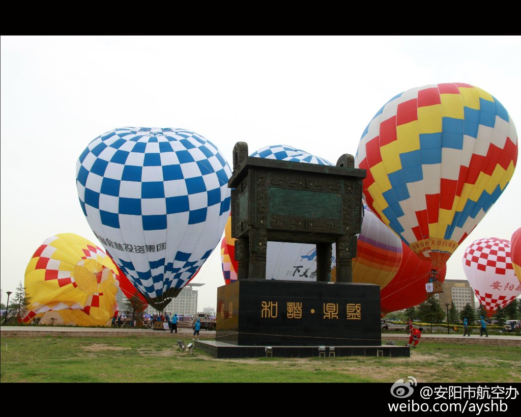 1783年11月21日,蒙特哥菲尔兄弟完成人类首次热气球旅行.