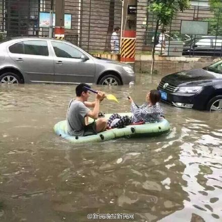上海暴雨积水严重 市民划皮划艇出行
