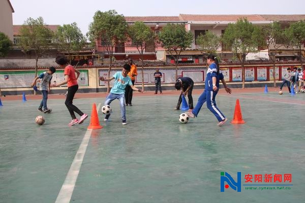 安阳内黄县第二实验小学孩子们享受校园足球乐