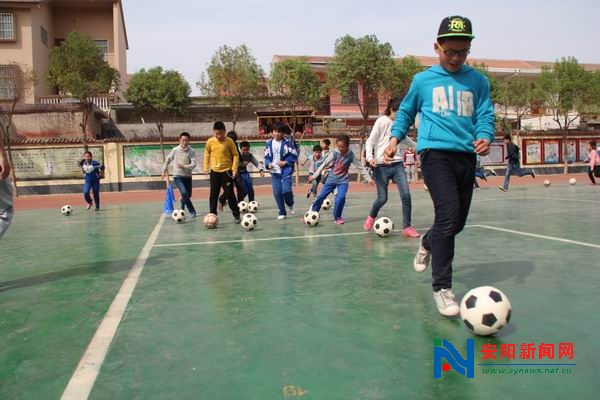 安阳内黄县第二实验小学孩子们享受校园足球乐