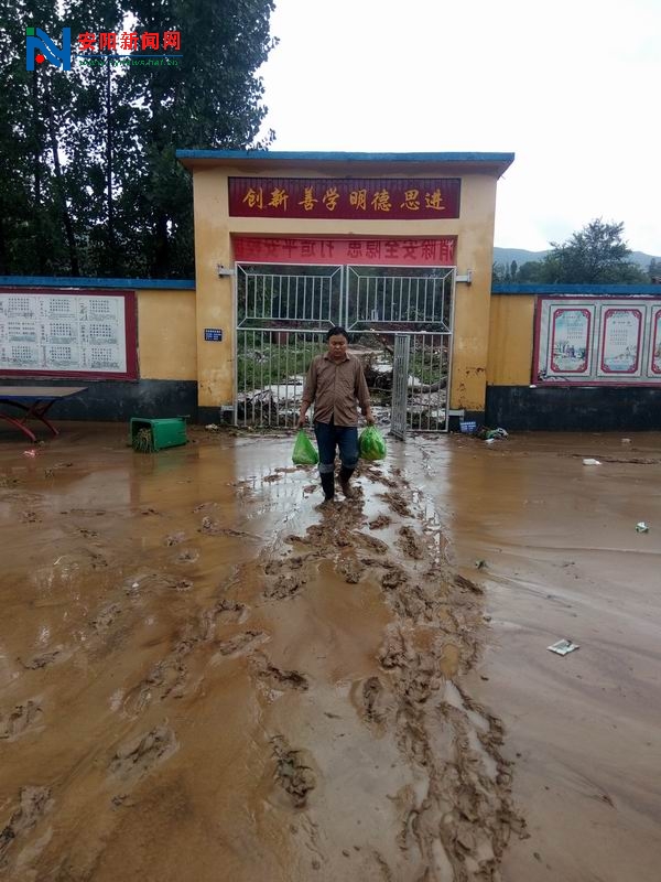 抗洪抢险 情系校园—许家沟乡管家庄学校校长王永红抗洪抢险事迹