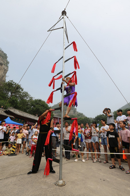 夏游鹤壁走淇县 看民间杂耍绝活 参与灵山泼水