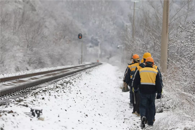 大雪突降铁路拆弹部队紧急出动