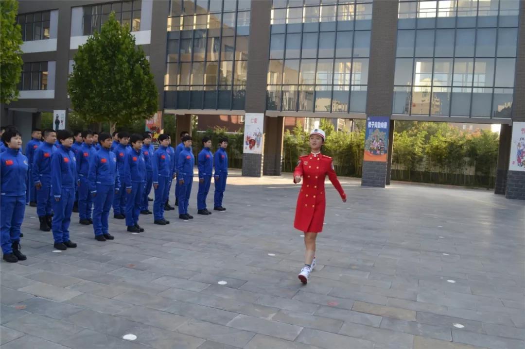 国庆阅兵方队中的安阳女孩马奕捷回到母校讲述自己的训练历程