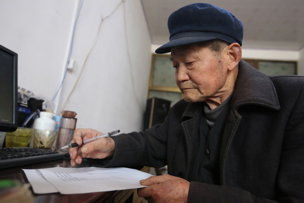 3月2日,滑县老店镇东马庄村,81岁的"土秀才"马宝